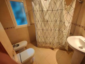 A bathroom at APARTAMENTO VISTABELLA LOS PACOS Még 14 kép