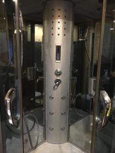 een badkamer met een douche en een bad met een douche bij View apartment Семицвіт in Lviv +36 foto's