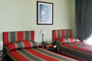 Cette chambre comprend 2 lits et une photo murale. dans l'établissement Mayla Apartments, à Buenos Aires