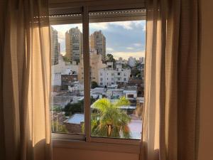 コルドバにあるDepartamento Alberdi Completo con Cocheraの市街の景色を望む窓