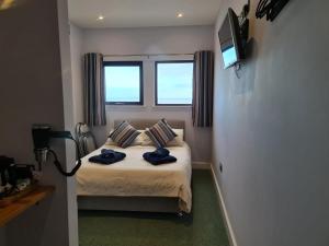 Ліжко або ліжка в номері No 8 Ocean Cabins - Saundersfoot Harbour - Saundersfoot