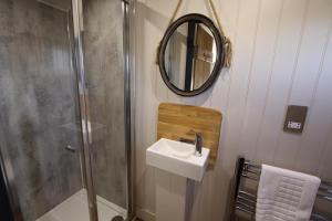 Koupelna v ubytování Springwood Shepherd Huts Glamping York