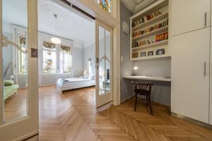 Postel nebo postele na pokoji v ubytování Elisabeth Apartment on Váci Street