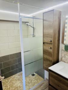 Koupelna v ubytování Au petit Jardin Sézannais + 14 fotografií