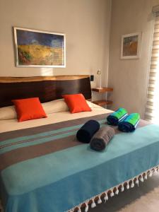 ein Schlafzimmer mit einem großen Bett mit zwei Kissen darauf in der Unterkunft Departamento para 4 Personas Sueñitos en Bacalar in Bacalar