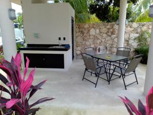巴卡拉爾的住宿－Departamento para 4 Personas Sueñitos en Bacalar，庭院配有桌椅和水槽。