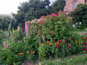 Un jardín fuera de Chambres d'Hôtes La Roumec