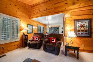 a living room with two chairs and a table at Elk Horn Retreat in Idyllwild