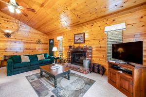 a living room with a green couch and a fireplace at Elk Horn Retreat in Idyllwild