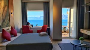 Habitación de hotel con cama y vistas al océano en Letstay Panorama Suites, en Antalya