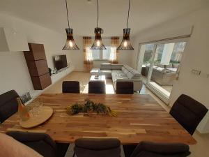 a living room with a large wooden table and chairs at Holiday House emjalemi in Pula