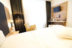 Postel nebo postele na pokoji v ubytování Hotel Wiehen-Therme
