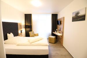 Postel nebo postele na pokoji v ubytování Hotel Wiehen-Therme