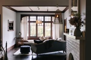 - un salon avec un canapé et une cheminée dans l'établissement Wallingford Homestead, à Wallingford