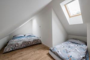 Postel nebo postele na pokoji v ubytování Marcebila Abertamy