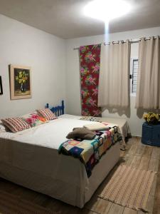 1 dormitorio con 1 cama grande en una habitación en Pousada & Restaurante Chico Bento, en Lambari