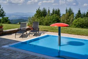 Bazén v ubytování Hotel Žalý Apartmány nebo v jeho okolí