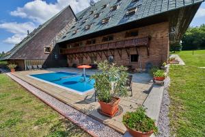 Bazén v ubytování Hotel Žalý Apartmány nebo v jeho okolí