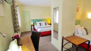 Postel nebo postele na pokoji v ubytování Hotel du Mas + 37 fotografií