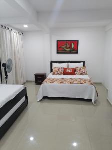 1 dormitorio con 1 cama grande y suelo blanco en Apartamento Campestre Pereira, en Pereira
