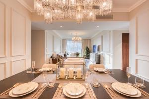 Posezení v ubytování Luxurious 3 Bedroom Apartment in Boulevard Point, Connected to Dubai Mall
