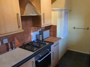 Dapur atau dapur kecil di Large 3 Bed Apartment Glasgow West End Free Parking & Electric Vehicle point