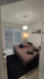 Una cama o camas en una habitación de Przystań Apartament Aqua