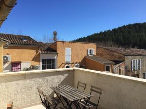 a table and chairs on the balcony of a house at Le Cocovert du Verdon in Riez