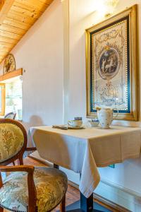 een eetkamer met een tafel met een theepot erop bij B&B Alla Loggia dell'Imperatore in Levico Terme