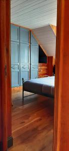 杜法新堡的住宿－Au Pied du Pont，一间设有一张床和一些橱柜的房间