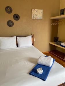 Un dormitorio con una cama con toallas. en Estudios Rehilete, en Isla Holbox 114 fotos más