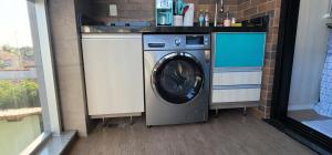 uma máquina de lavar e secar num quarto em Cozy Loft (Oceanview) em Niterói