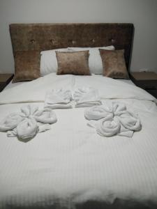 Apartmani Marija في فردنيك: سرير أبيض مع أغطية ووسائد بيضاء