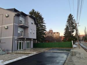 an empty parking lot in front of a building at Apartmani Marija in Vrdnik