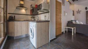 een keuken met een wasmachine en een wastafel bij Apartamento Santa Anita en plena Judería by Toledo AP in Toledo