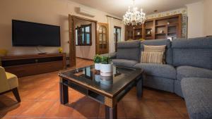 - un salon avec un canapé et une télévision dans l'établissement La Casa de Aljibillos by Toledo AP, à Tolède