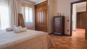 ein Schlafzimmer mit einem großen Bett und einer Kommode in der Unterkunft Caserío de Aljibillos 5 hab 8 camas 4 baños in Toledo