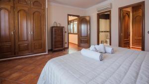 a bedroom with a large bed with two pillows on it at Caserío de Aljibillos 5 hab 8 camas 4 baños in Toledo