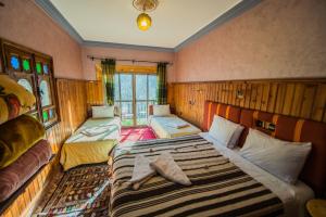 1 Schlafzimmer mit 2 Betten in einem Zimmer in der Unterkunft Dar Adrar in Imlil