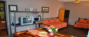 un soggiorno con divano e TV di Cabañas del Norte a San Lorenzo