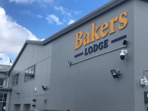 um edifício com uma placa que lê padaria lodge em Bakers Lodge em Auckland