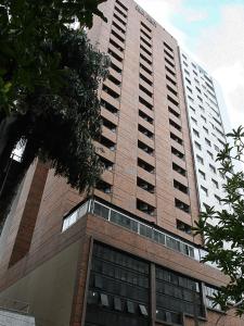 een groot hoog gebouw met bij Cheverny Apart Hotel in Belo Horizonte
