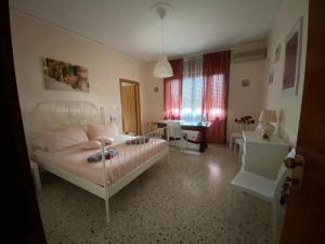 ein Schlafzimmer mit einem Bett und ein Wohnzimmer in der Unterkunft Corso Vittorio Emanuele Luxury house in Salerno