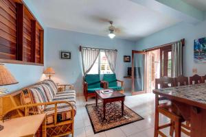 ein Wohnzimmer mit einem Sofa und einem Tisch in der Unterkunft Saponaria 21-22 at Caribe Island Gold Standard Certified in San Pedro
