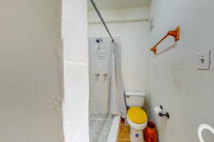 Ванна кімната в Willow 2 at Island Cabanas Gold Standard Certified