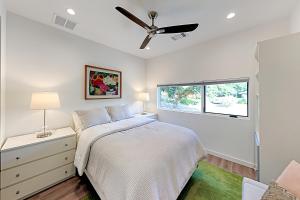 1 dormitorio con 1 cama y ventilador de techo en SoCo Eleganance, en Austin