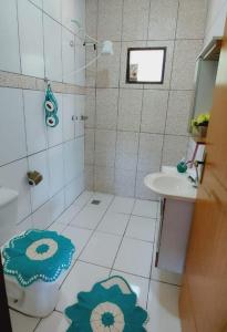 Koupelna v ubytování Chalé Anjo Gabriel I em São Tomé das letras.