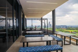 ヨハネスブルグにあるIllovo central @ Sandtonのテーブルとベンチ付きの建物の最上階からの眺め