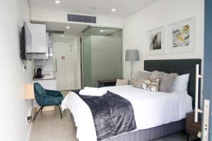 ヨハネスブルグにあるIllovo central @ Sandtonのベッドルーム1室(ベッド1台、椅子1脚付)、キッチン +35枚の写真