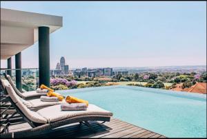 ヨハネスブルグにあるIllovo central @ Sandtonのプールサイドの長椅子